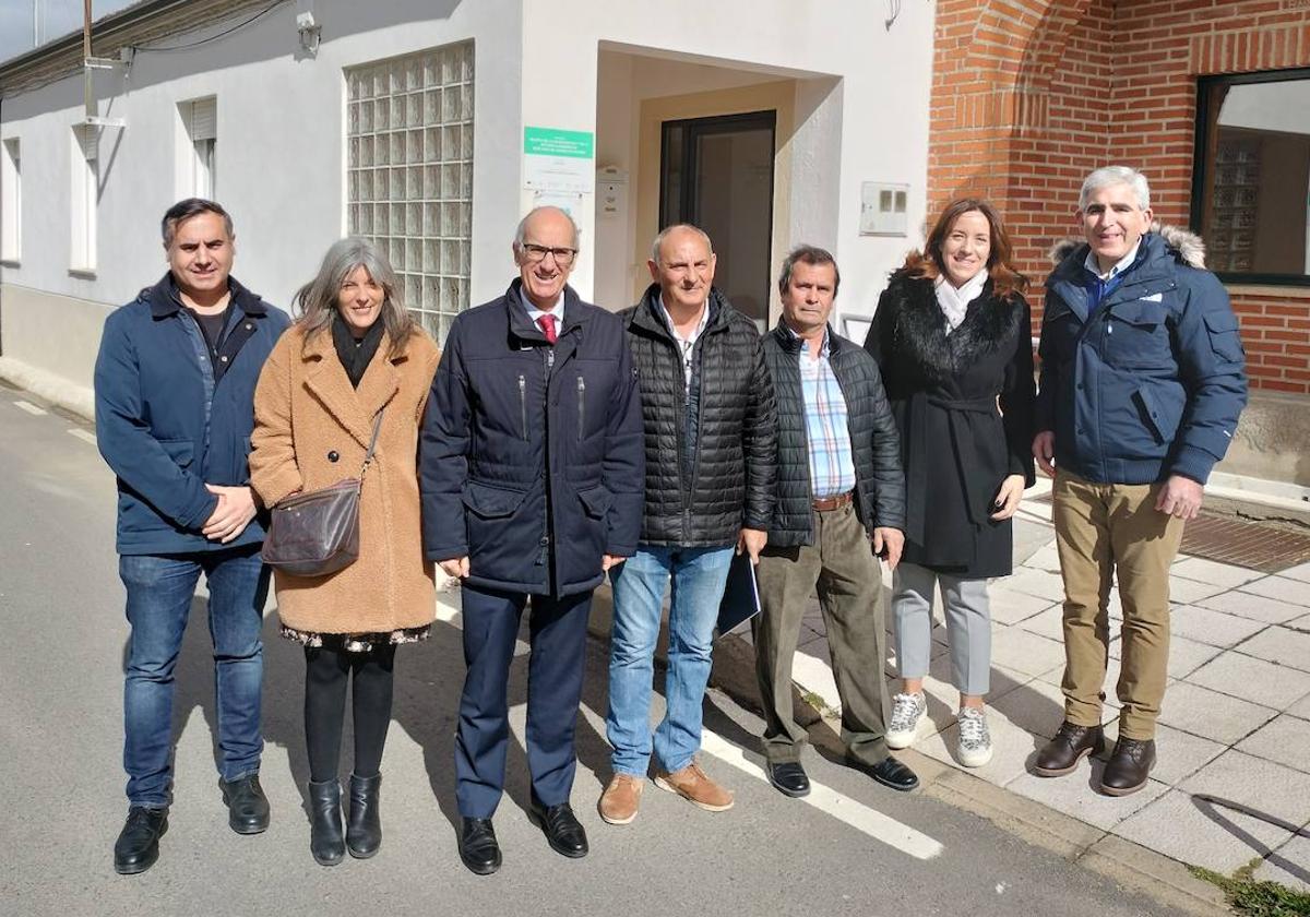 Antonio Agustín Labrador, Eva Picado, Javier Iglesias, José Martín, Juan Víctor Rodríguez, Pilar Sánchez y Ángel Calvo durante la visita a las instalaciones del CEAS en Linares de Riofrío.