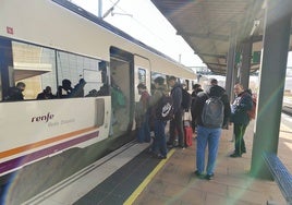 Pasajeros subiendo a un tren en la estación de Salamanca.