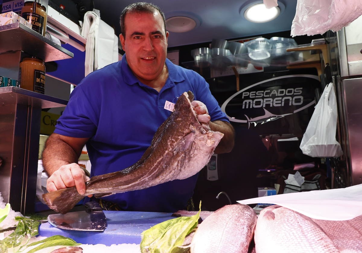 Un pescadero con un bacalao skrei