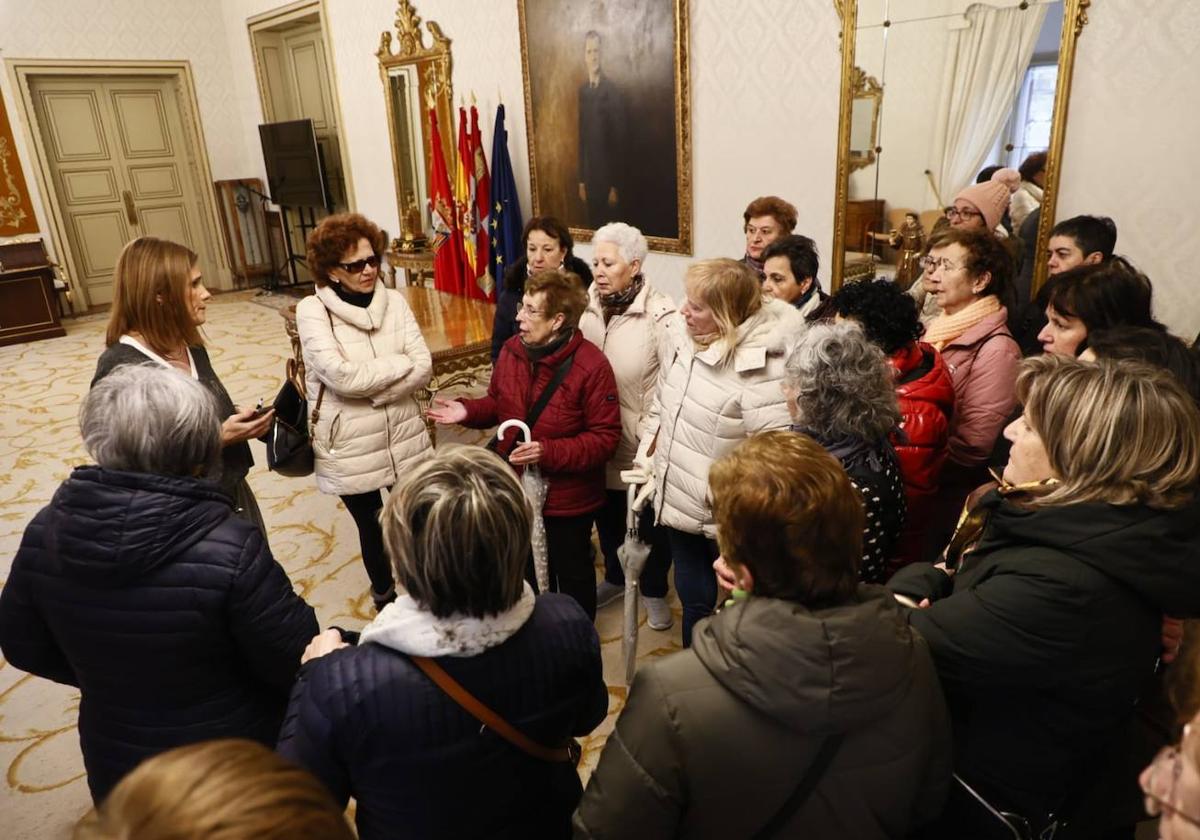 Mujeres protestan en el Ayuntamiento.