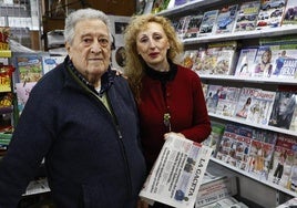 Carmen Barrado junto a su padre en el quiosco.