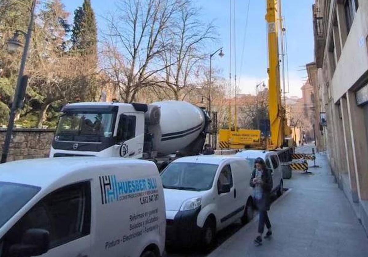 Varios vehículos aparcados en Salamanca.