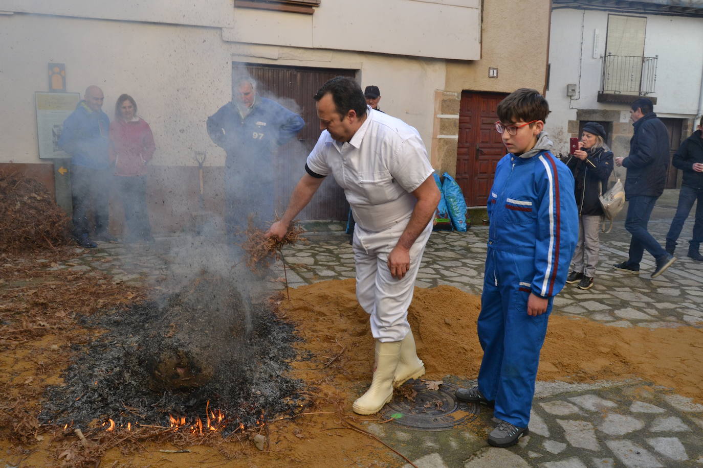 Ambiente festivo en Sequeros con aire matancero