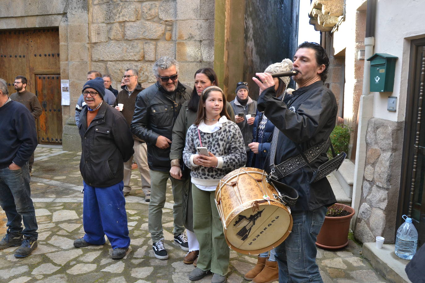 Ambiente festivo en Sequeros con aire matancero