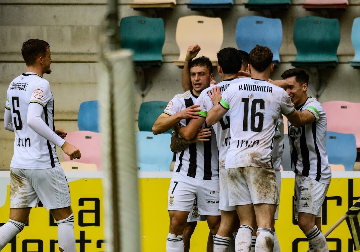 El Real Unión celebra uno de sus tantos en la victoria ante el Barakaldo en su último partido liguero.