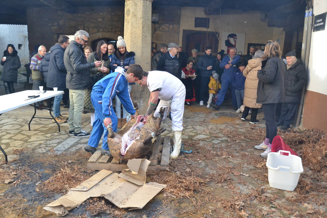 Ambiente festivo en Sequeros con aire matancero