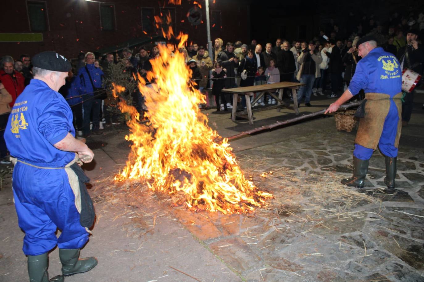 Guijuelo disfruta de su matanza nocturna