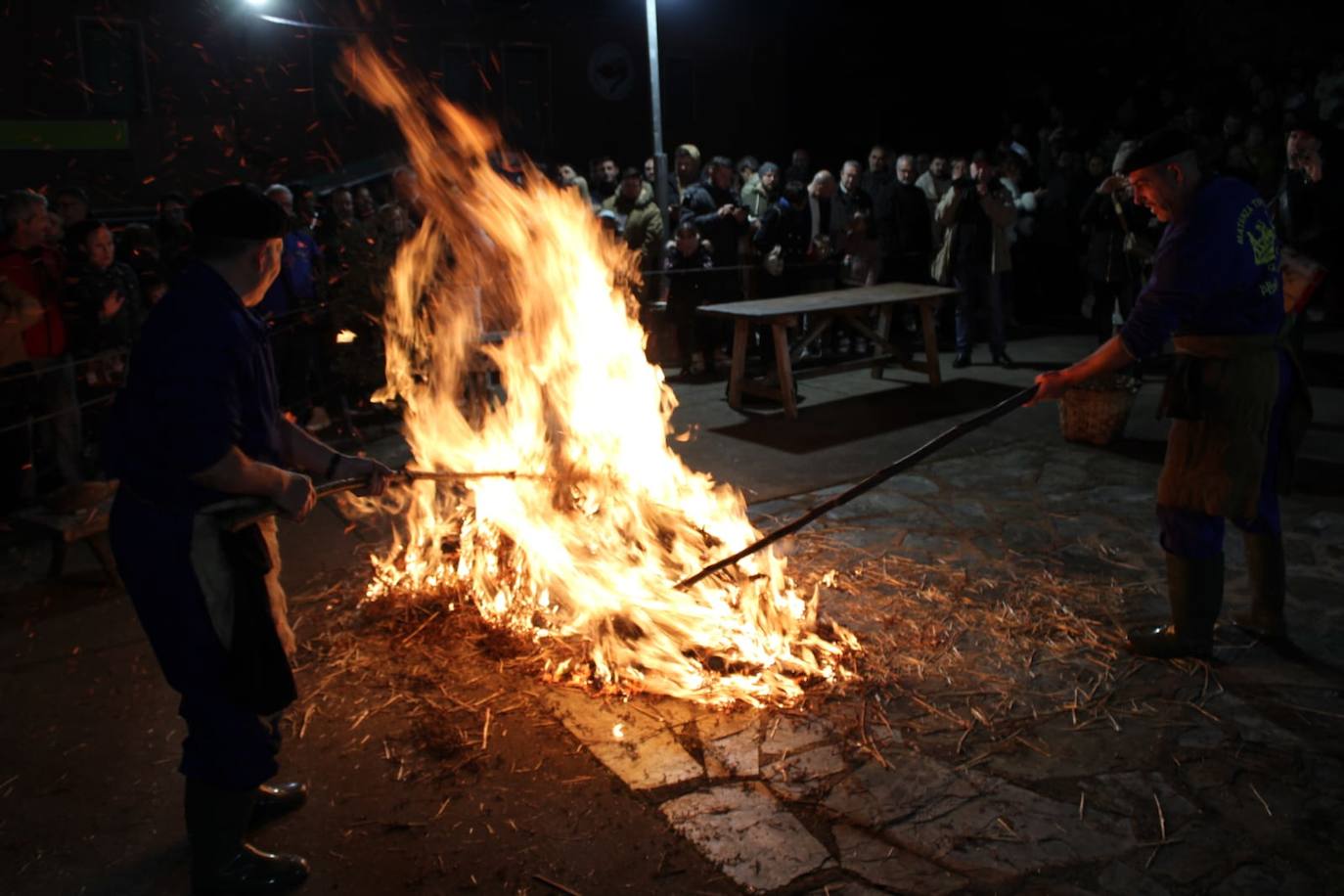 Guijuelo disfruta de su matanza nocturna