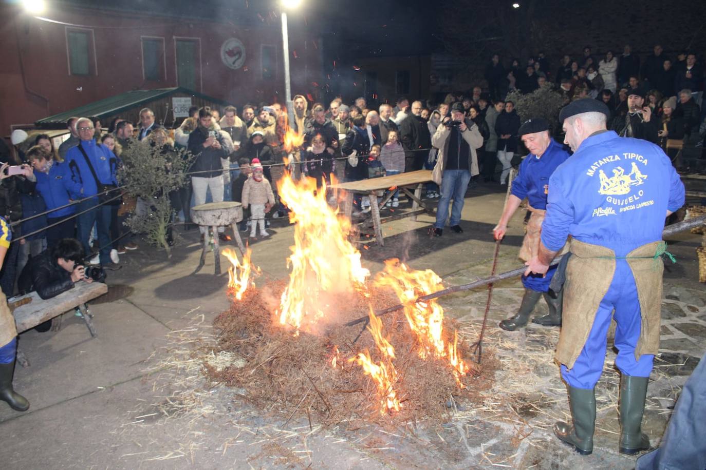 Guijuelo disfruta de su matanza nocturna