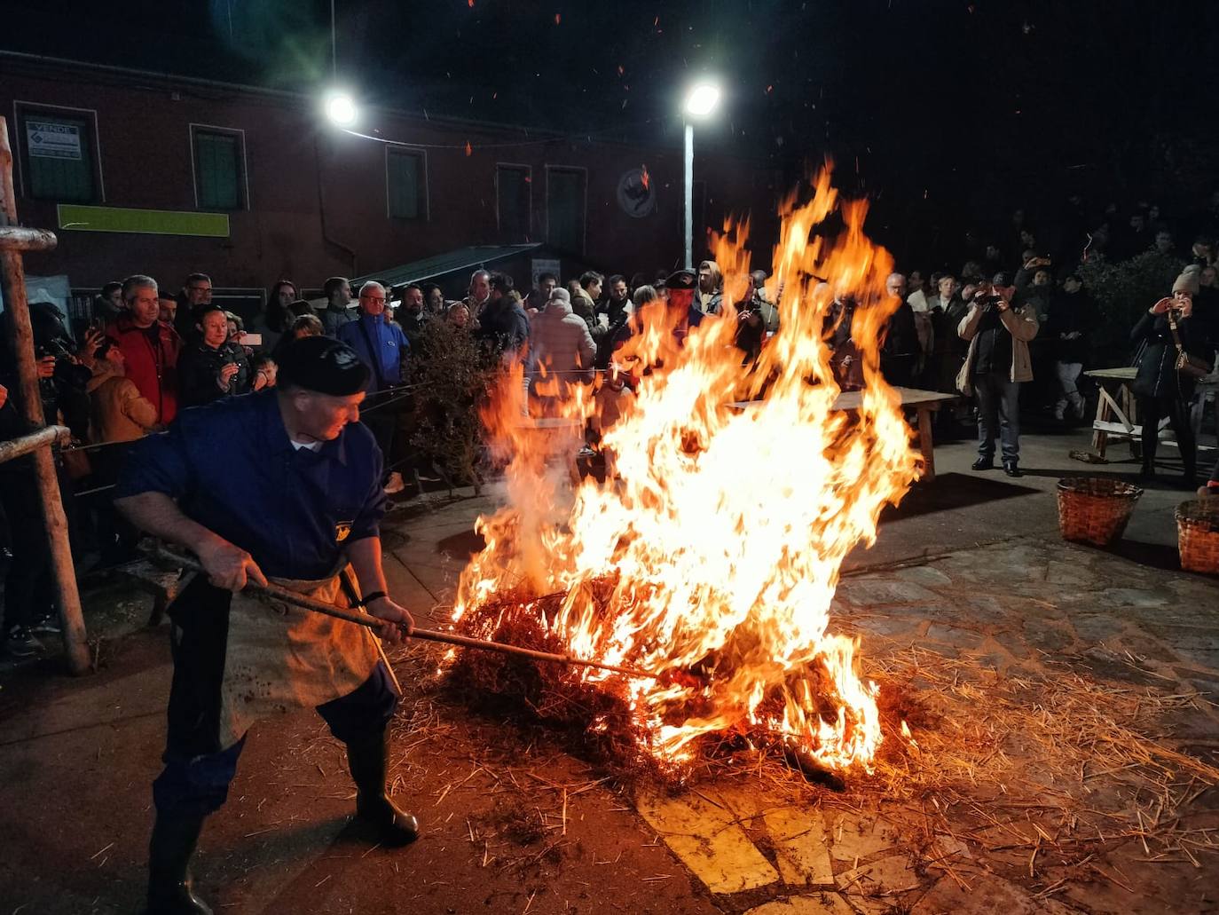 Guijuelo disfruta de su matanza nocturna