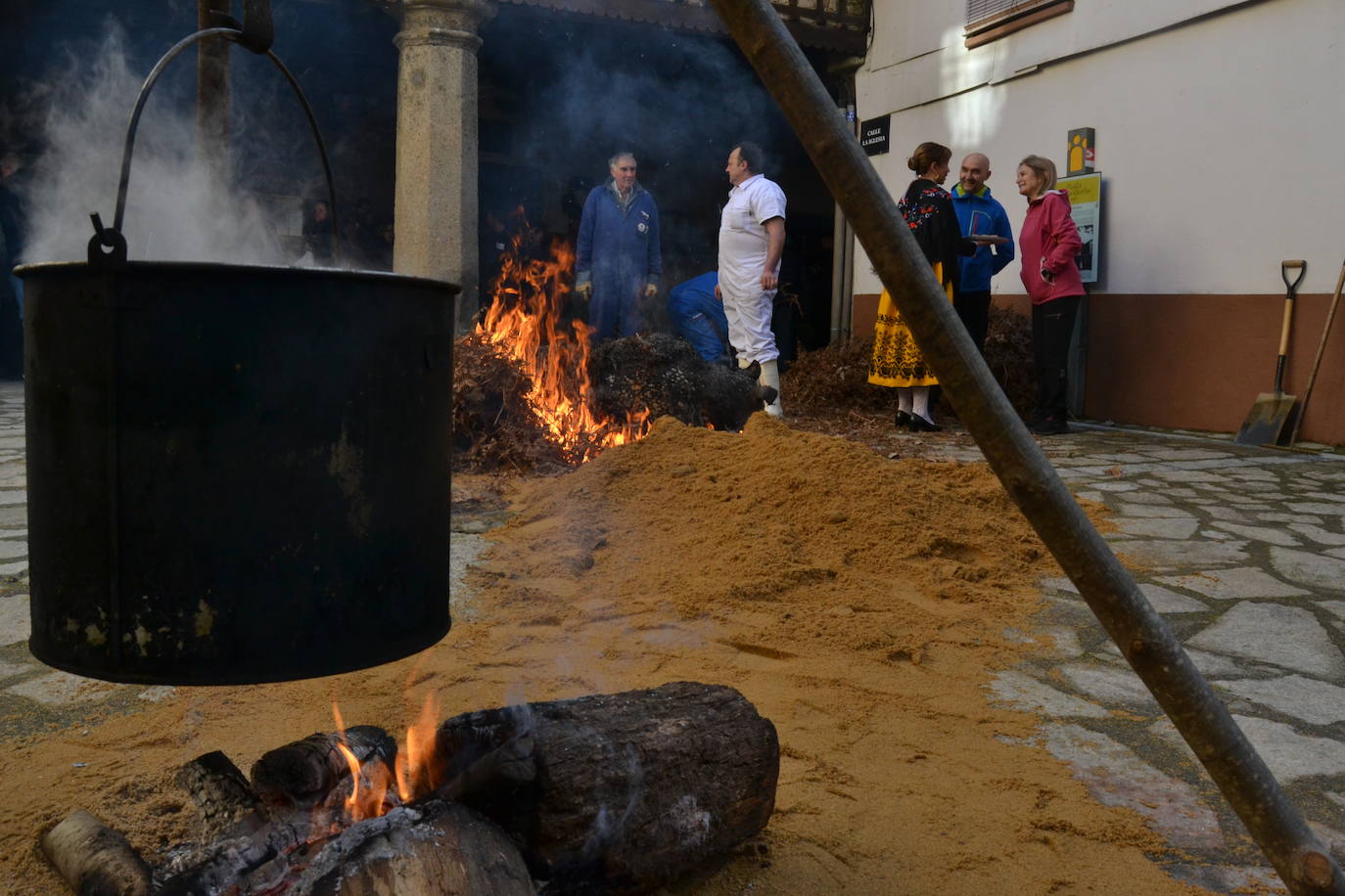 Ambiente festivo en Sequeros con aire matancero