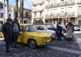 Coches clásicos en la Plaza Mayor de Alba de Tormes.