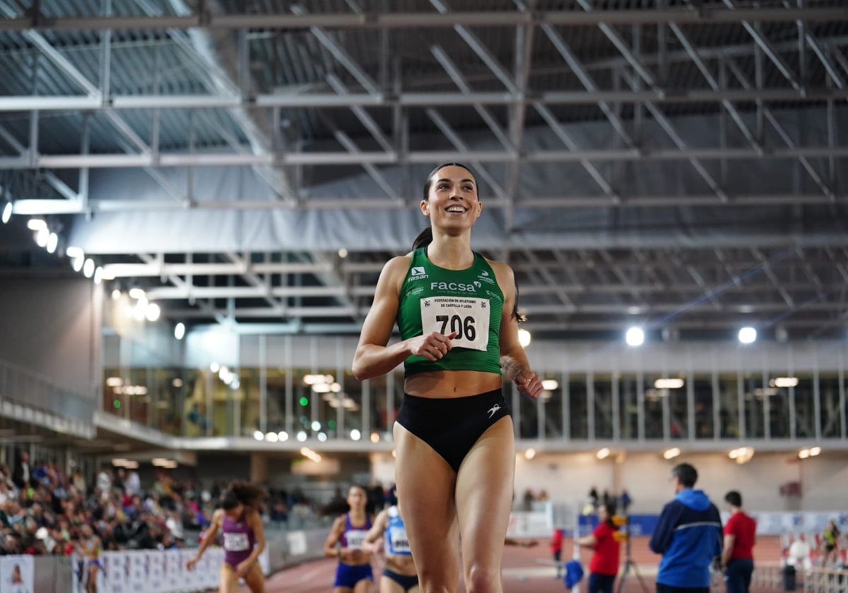 Eva Santidrián mira el crono con una gran sonrisa tras sus 51.70 en Salamanca.