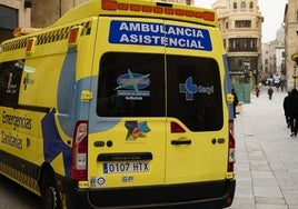 Una ambulancia, en el centro de Salamanca.