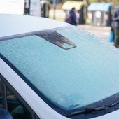 El parabrisas de un coche se hiela por las bajas temperaturas.