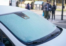 El parabrisas de un coche se hiela por las bajas temperaturas.