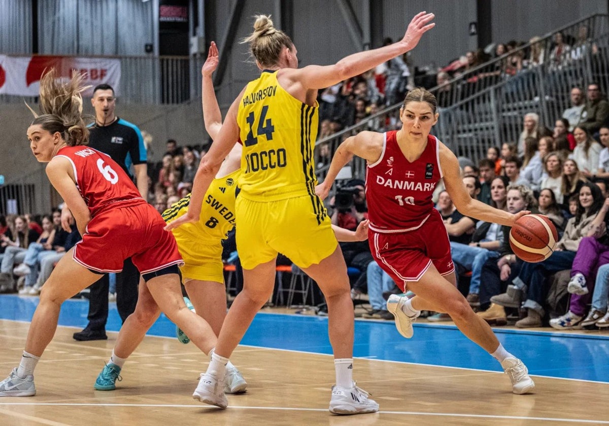 Maria Jespersen, con el balón en el Dinamarca-Suecia del pasado jueves.