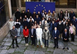 Los alumnos, profesores y autoridades participantes.