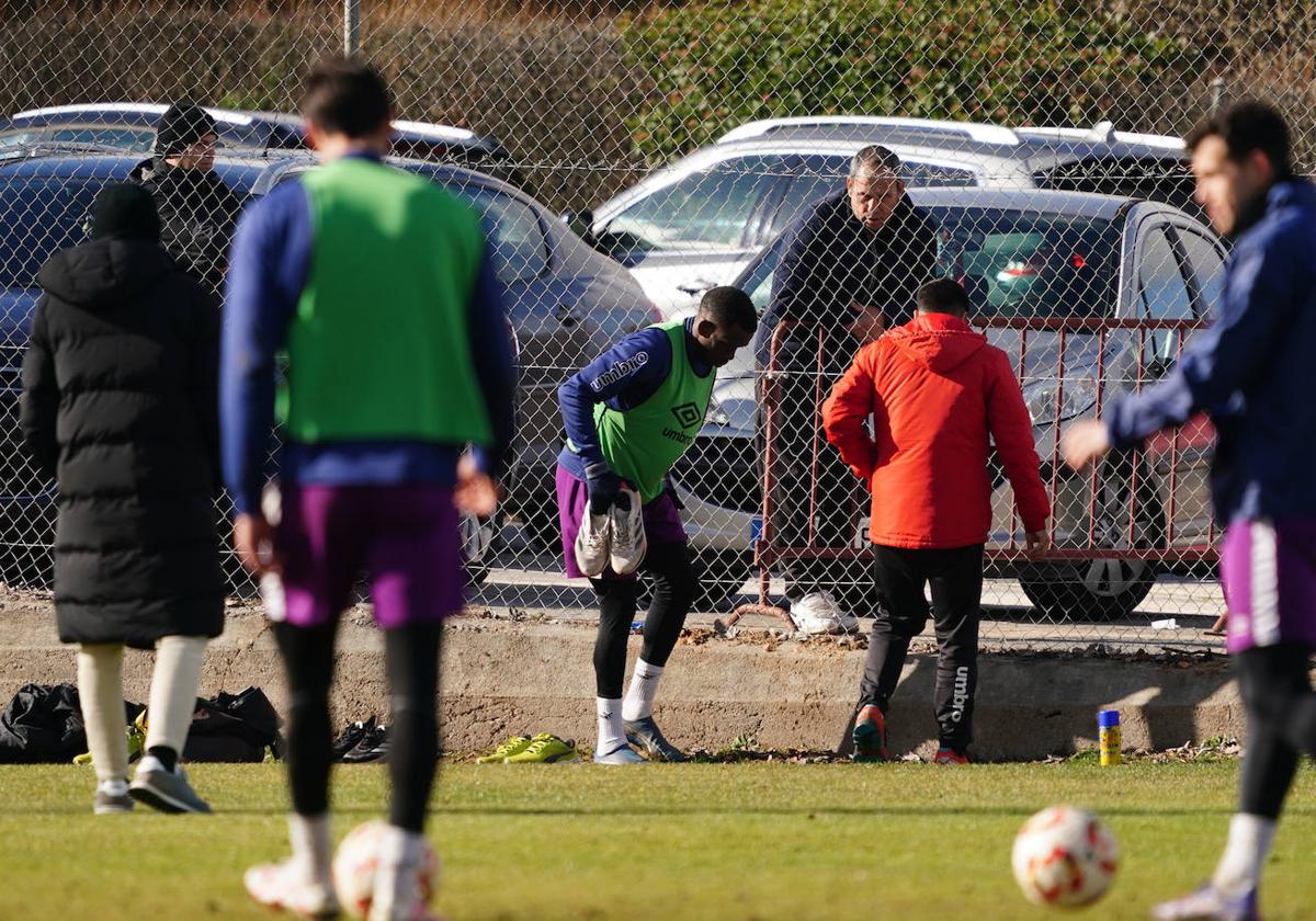 Emaná no pudo completar el entrenamiento de este sábado en el anexo por un problema en el pie izquierdo.