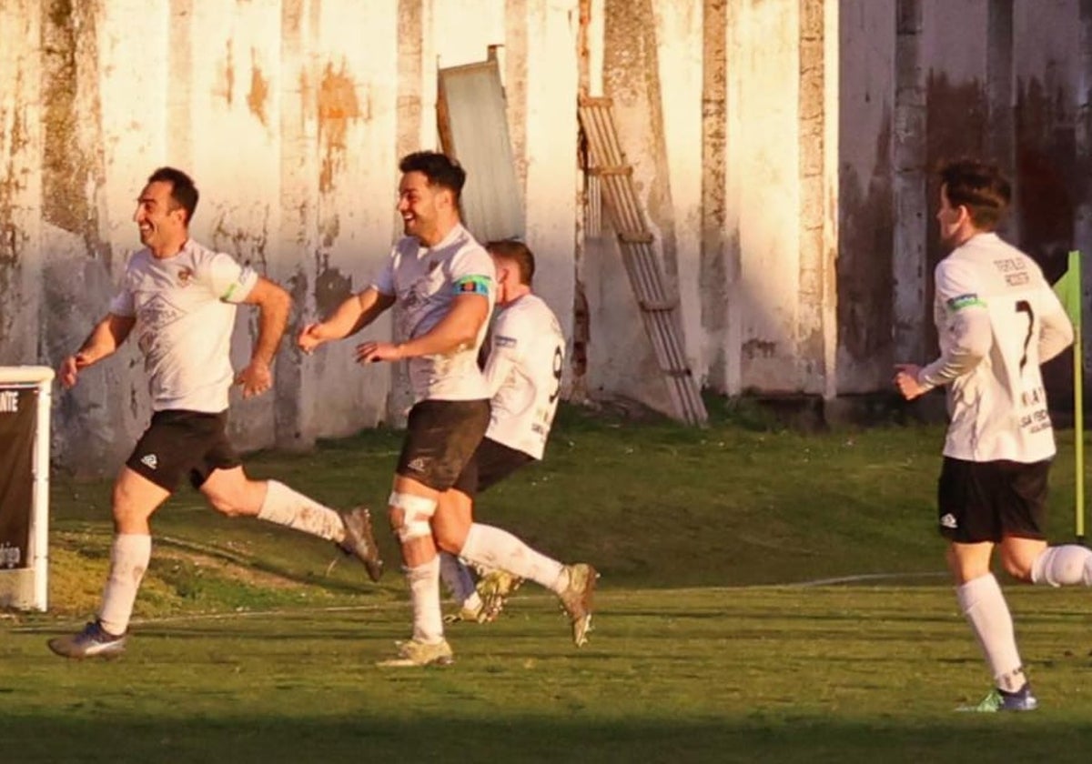 Moríñigo celebra un gol del Ciudad Rodrigo CF en el Francisco Mateos.