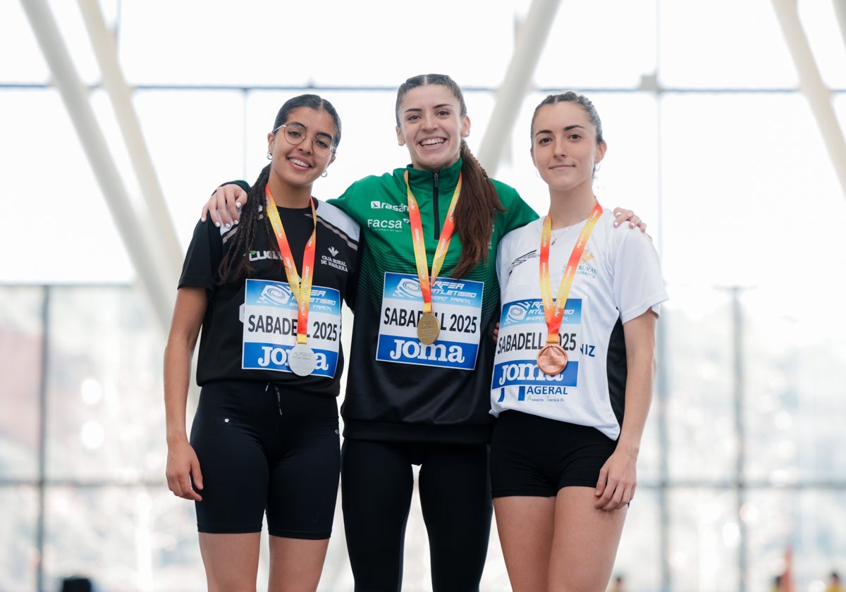 Rocío Garrido, a la derecha, en el podio junto a Jihad Essoubai y Miraya Arnedillo.