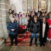 Asistentes a la celebración eucarística junto al párroco y la imagen de Santa Águeda