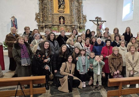 Las mujeres de Aldeavieja, en la iglesia parroquial