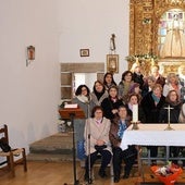 Las mujeres de Gallegos de Solmirón, en la ermita junto a la Virgen de Gracia Carrero.