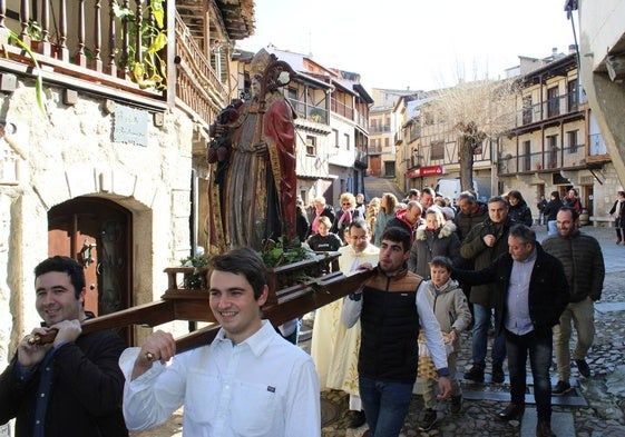 Imagen de la procesión de regreso a la iglesia