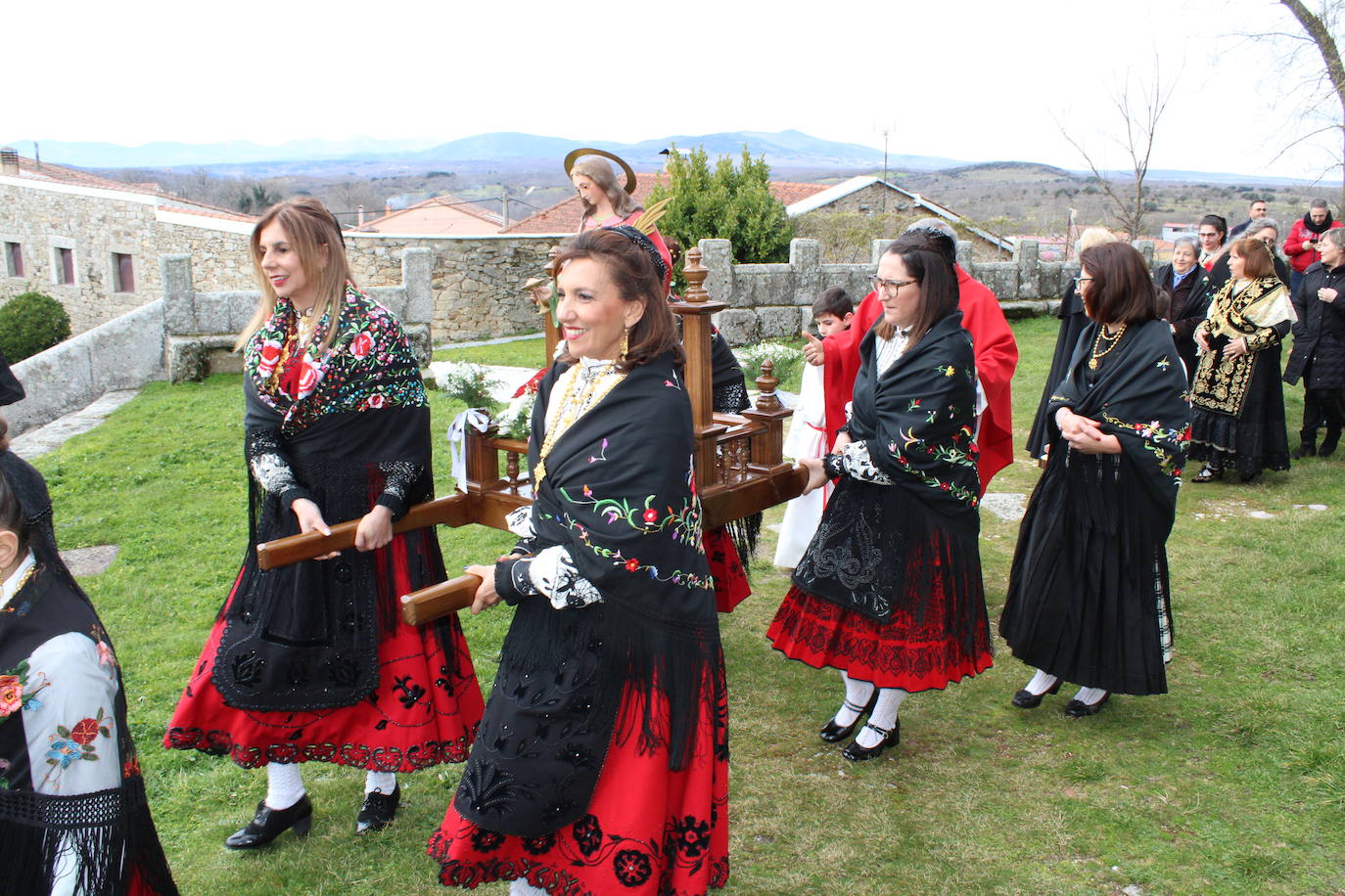 Las mujeres de Los Santos se vuelcan con las celebraciones en honor a Santa Águeda