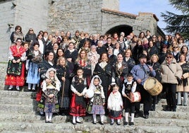 Foto de familia de las asistentes a la misa celebrada en la iglesia parroquial