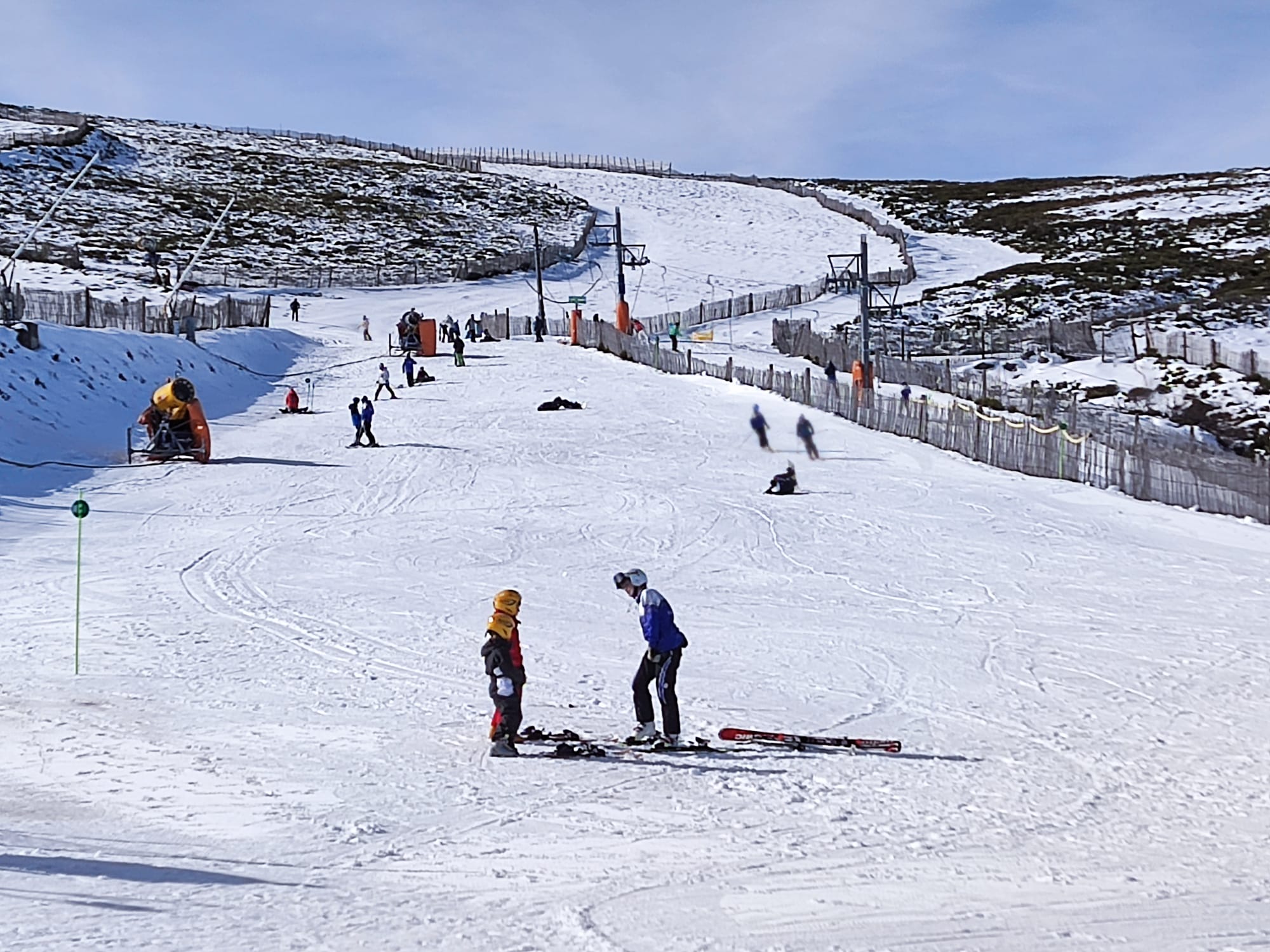 La Covatilla cierra su primer fin de semana de apertura con 3.400 personas para disfrutar de la nieve