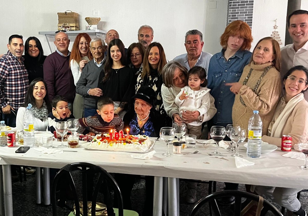 Imagen principal - Matilde celebra sus 101 años en familia: «Coge el mando de la televisión y...»