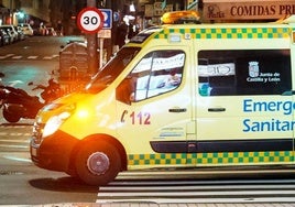 Una ambulancia circula por la capital.