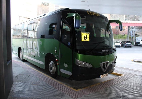 Autobús escolar que cubre la línea de Valdelageve a Béjar.