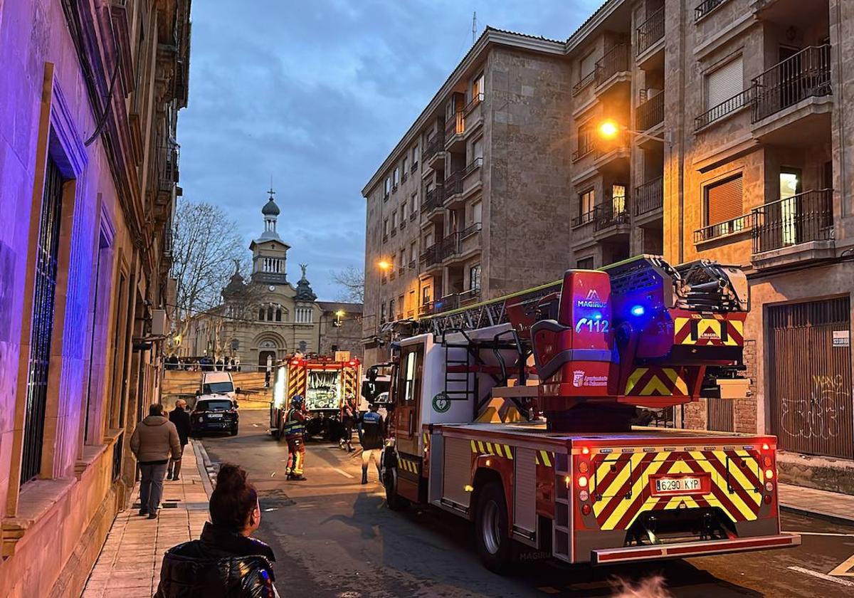 Intervención de los Bomberos en la calle Santa María la Blanca, en la tarde de este domingo.