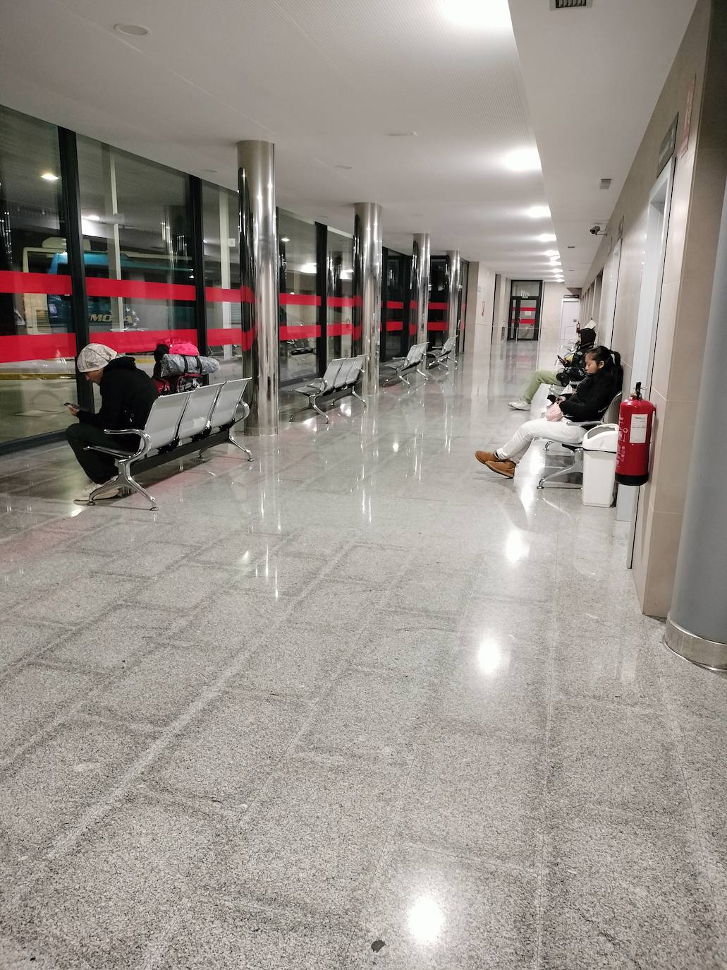 Usuarios, esperando para viajar desde la estación de Béjar.