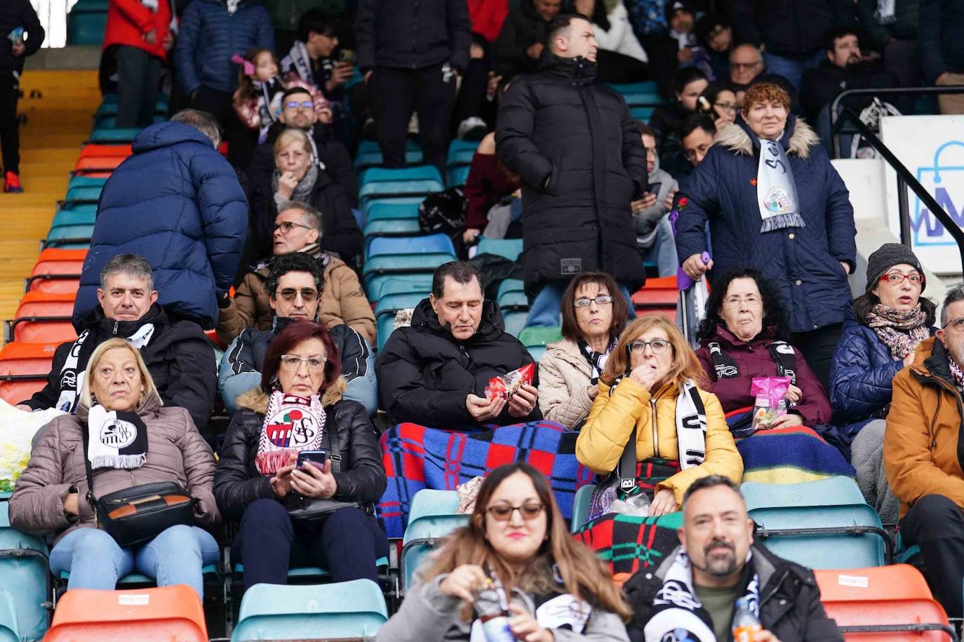 ¿Estuviste en el Helmántico ante el Coruxo? ¡Búscate en la grada!