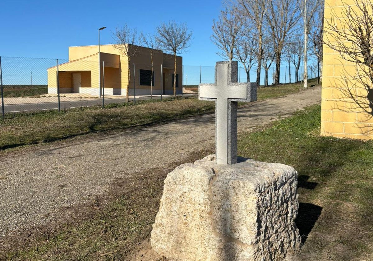 Una de las piezas del Vía Crucis, con la limpieza de su entorno ya realizada.