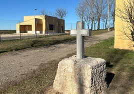 Una de las piezas del Vía Crucis, con la limpieza de su entorno ya realizada.