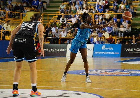 Sika Koné, en el partido contra el Movistar Estudiantes en Würzburg la pasada campaña.