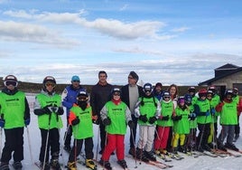 Los escolares presentes ayer en La Covatilla posaron con las autoridades locales que acudieron para recibirles.