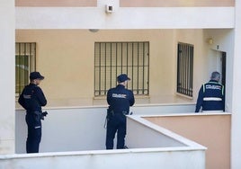 Agentes de la Policía Nacional, entrando en el domicilio en el que se produjo el crimen.