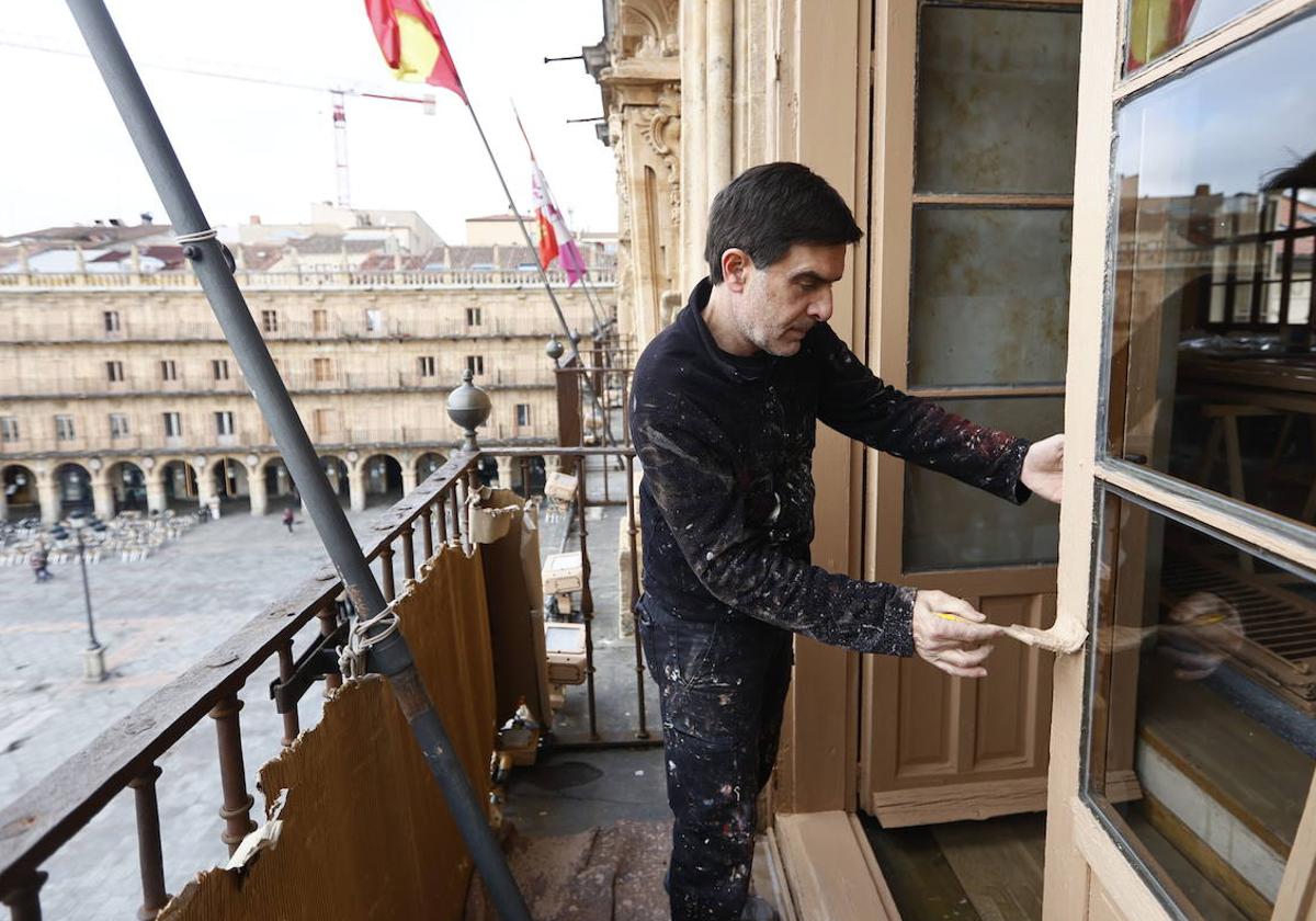 Valentín Gómez remata una de las ventanas de los balcones de la segunda planta del Ayuntamiento, las más grandes de la Plaza.