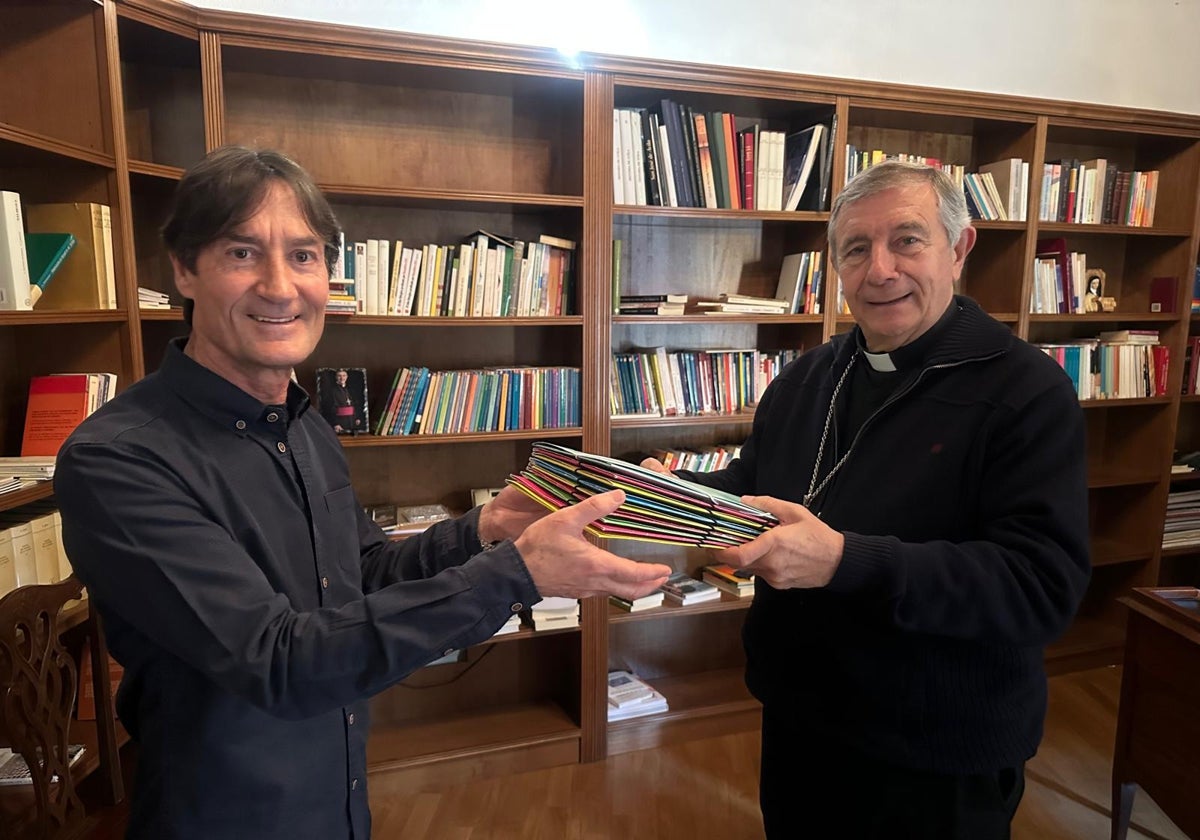 El párroco de Peñaranda, Lauren Sevillano, recoge los estatutos de manos del obispo de Salamanca, José Luis Retana.