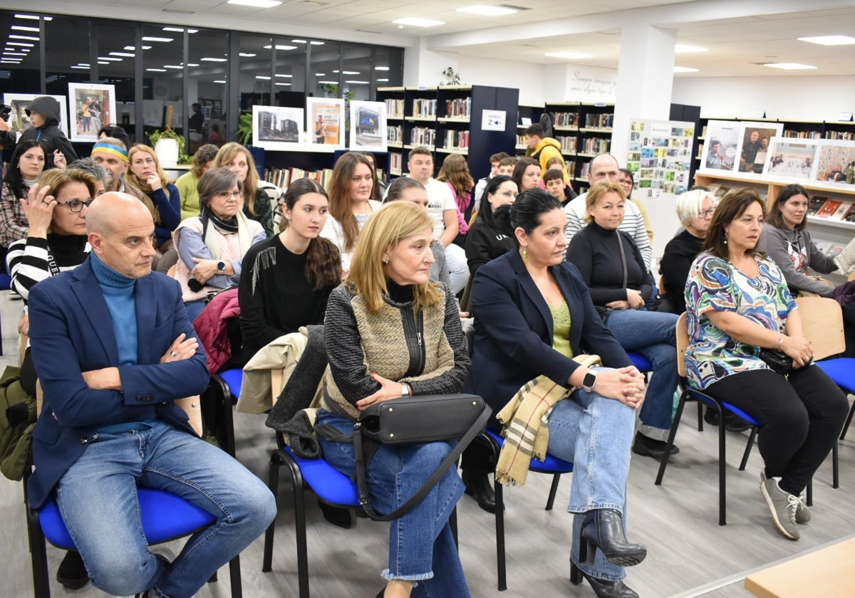 Público en la presentación de un libro en la biblioteca de Santa Marta de Tormes.