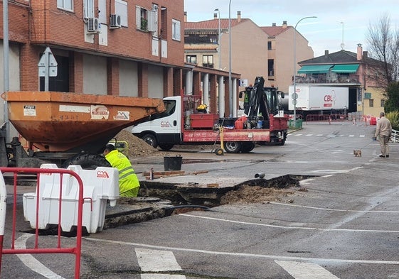 Las obras en la avenida José García Santos de Villares de la Reina.