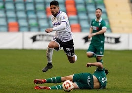 Martín Galván supera a Willy en una de sus jugadas de ataque en el choque de este domingo.