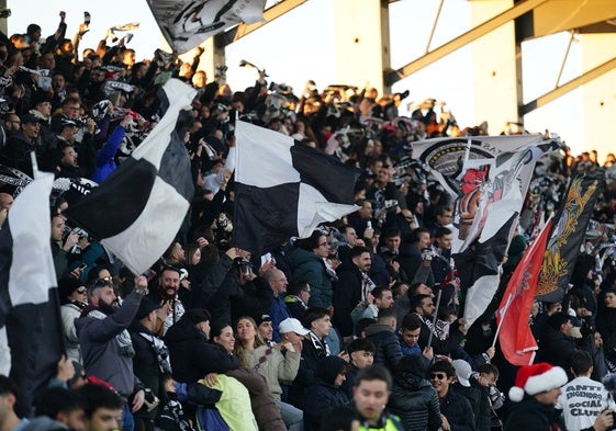 Aficionados de Unionistas animan al equipo con banderas blancas y negras en el Fondo Oeste del Reina Sofía.