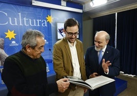 Ricardo López, Ángel Fernández y Vicente Sierra Puparelli en la presentación de la publicación 'Cien variaciones salmantinas'.